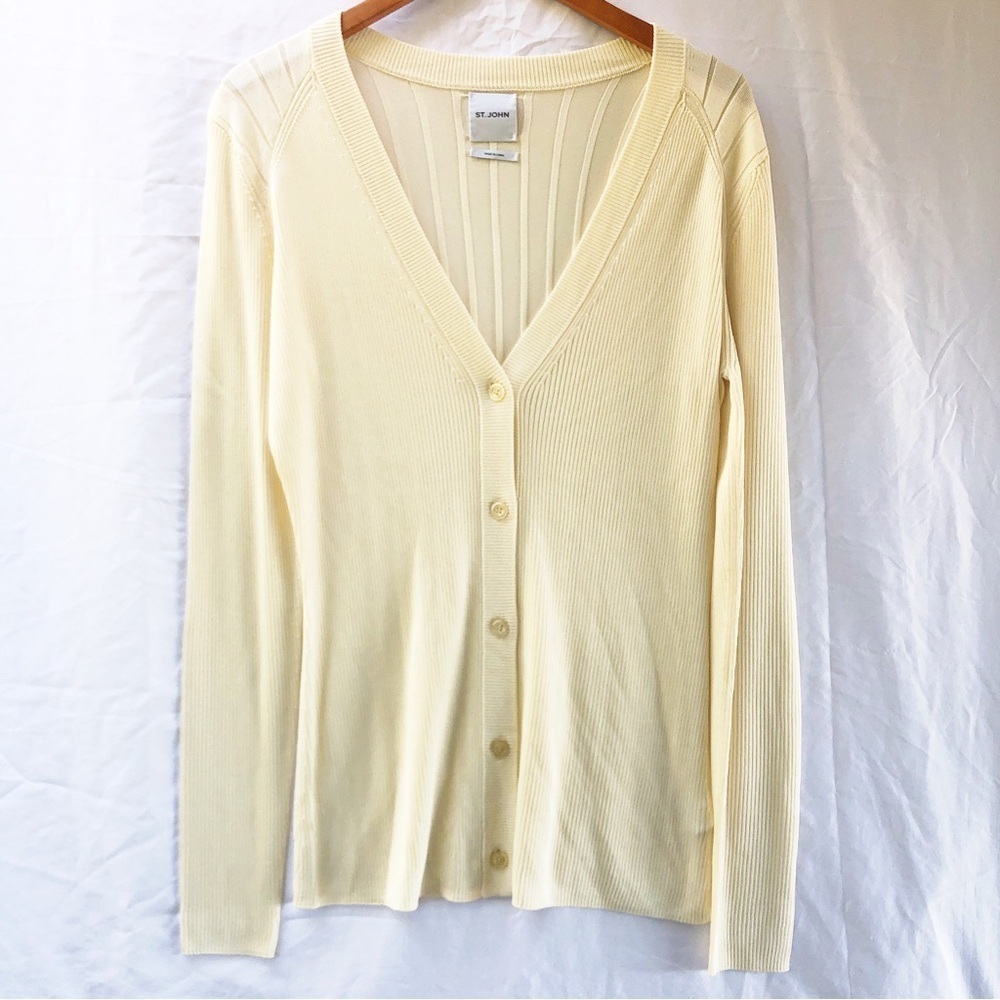 ST. JOHN | LARGE RIB KNIT V-NECK CARDIGAN SIGNATURE KNIT COLLECTION IN ECRU - Picture 2 of 6